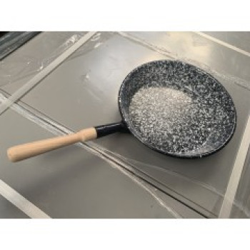 szeletsütő zománcozott 26cm, fanyéllel