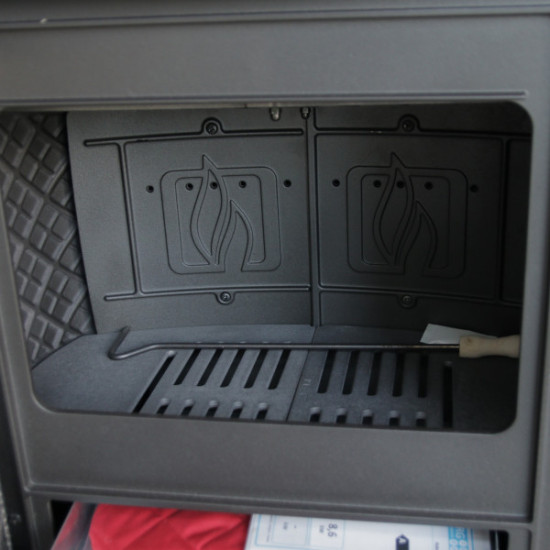 Plamen Roberto öntöttvas kandalló stílusos és eredeti dizájnnal, öntvény tűztérrel, külső levegő csatlakozás, 8.6kW 