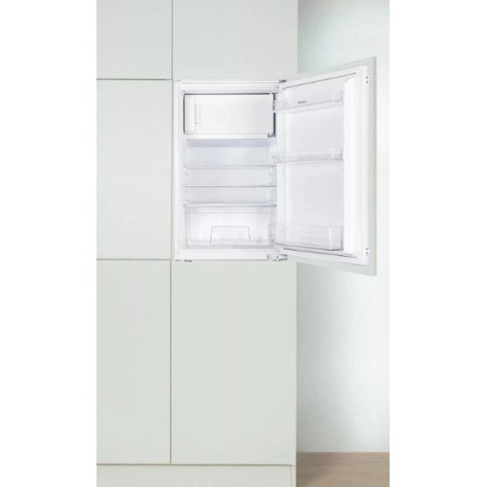 Amica BM132.3i(E) beépíthető egyajtós hűtőszekrény fagyasztóval, 100/16L, 54x54x87.5 cm