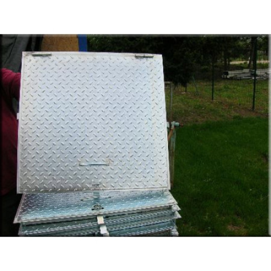 Horganyzott aknafedlap zárható 600X600