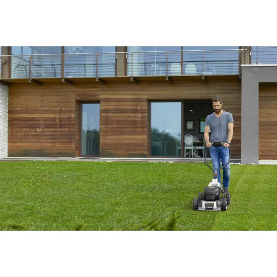 Stiga MODEL-1 önjárós akkumulátoros fűnyíró, szén/kevlár anyag vázzal, hajtható fogantyúval