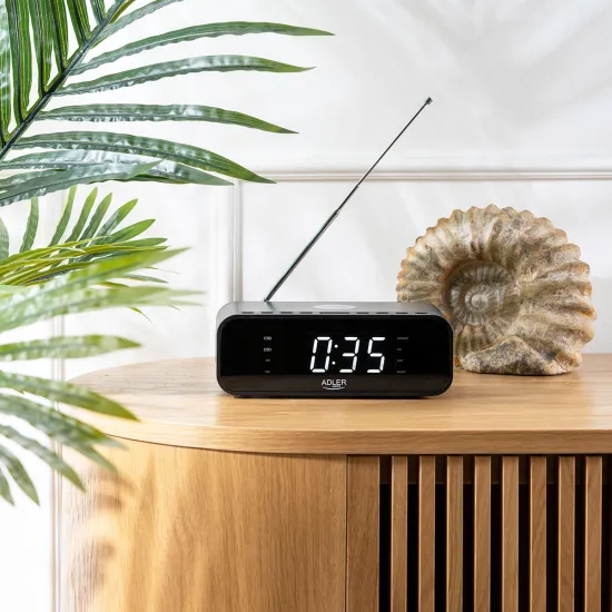 Adler AD1192B Órarádió Qi töltővel FM rádióval, ébresztőórát kis bluetooth hangszóróként is használhatja