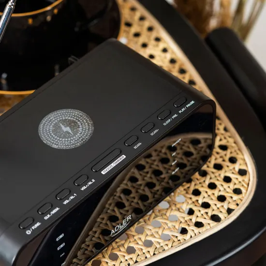 Adler AD1192B Órarádió Qi töltővel FM rádióval, ébresztőórát kis bluetooth hangszóróként is használhatja