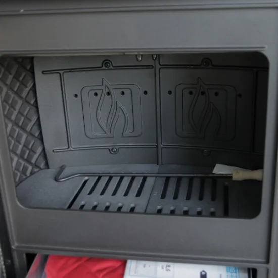 Plamen Roberto öntöttvas kandalló stílusos és eredeti dizájnnal, öntvény tűztérrel, külső levegő csatlakozás, 8.6kW 