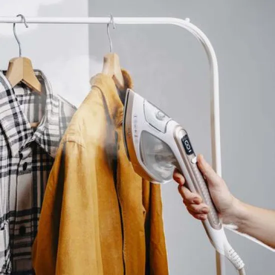Adler AD5044 kézi ruhagőzölő és vasaló, 1800W, kerámia talp, függőleges gőzölés
