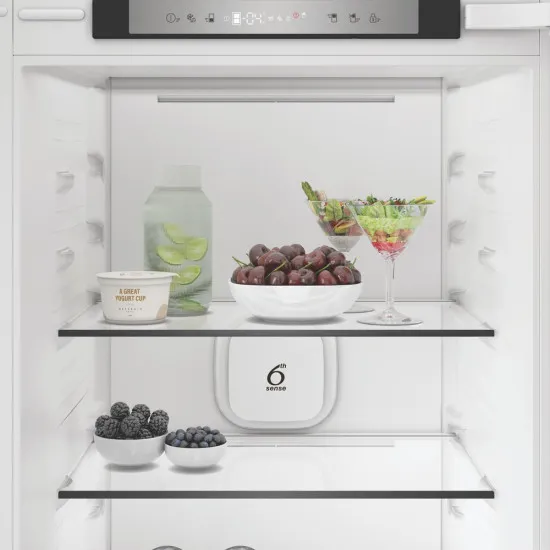 Whirlpool WHK2 5322 B4E Total No Frost beépíthető alulfagyasztós kombinált hűtőszekrény, 224/76L, Zen Inverter Kompresszor, 54x55x193.5 cm, cink fém szín 
