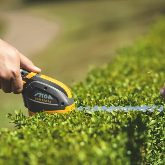 Stiga SGM 72 AE akkumulátoros kézi sövény és szegélyvágó,60W,(akkumulátorral és töltővel)