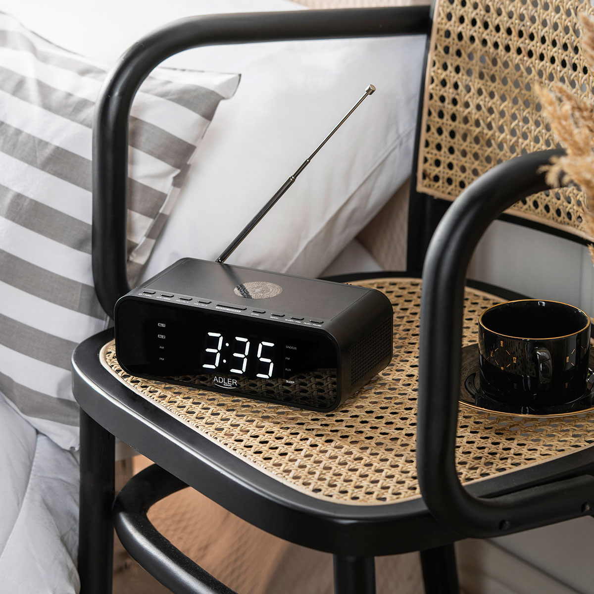 Adler AD1192B Órarádió Qi töltővel FM rádióval, ébresztőórát kis bluetooth hangszóróként is használhatja