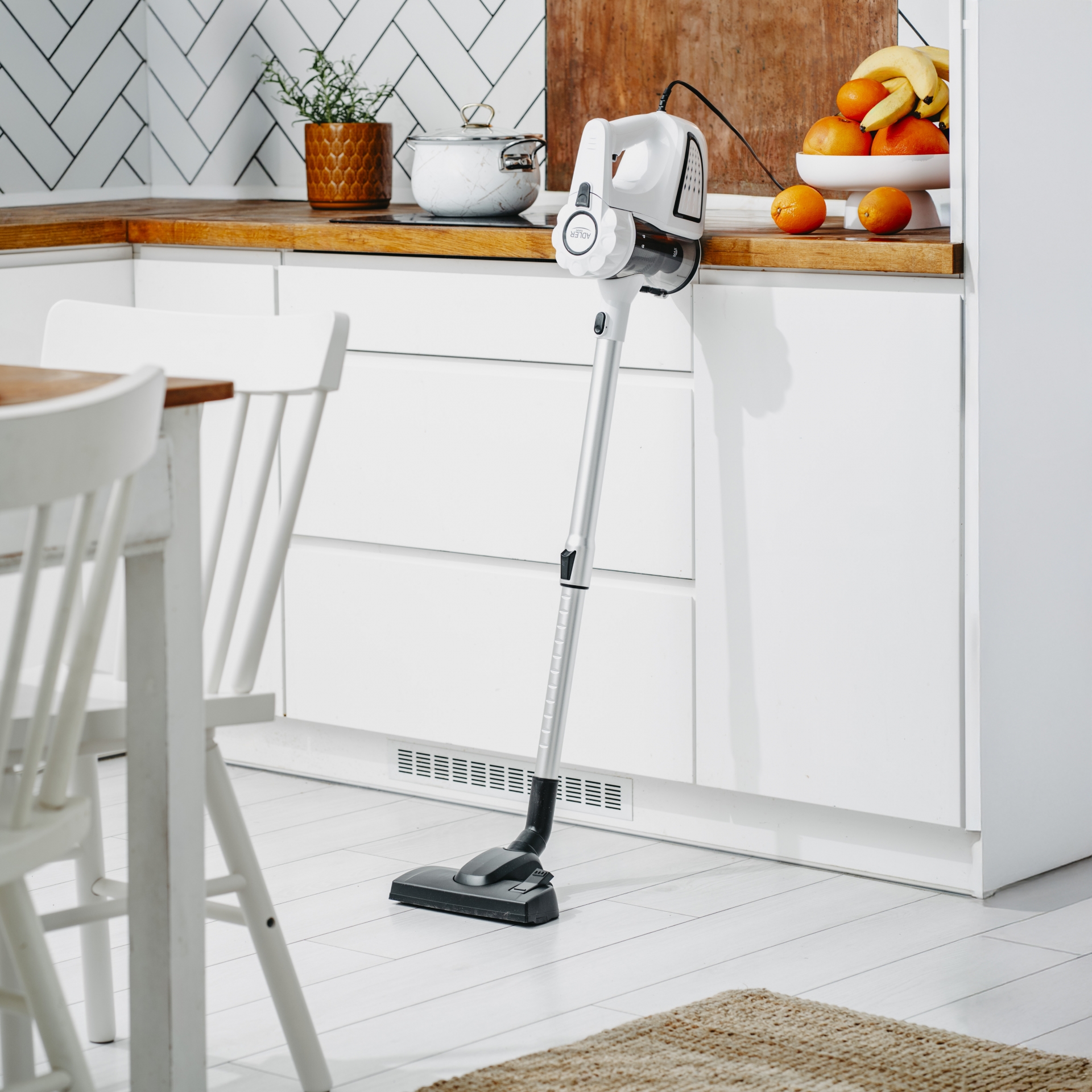Adler AD7036W álló porszívó, 800W, levehető kézi porszívó rész, vezetékes használat
