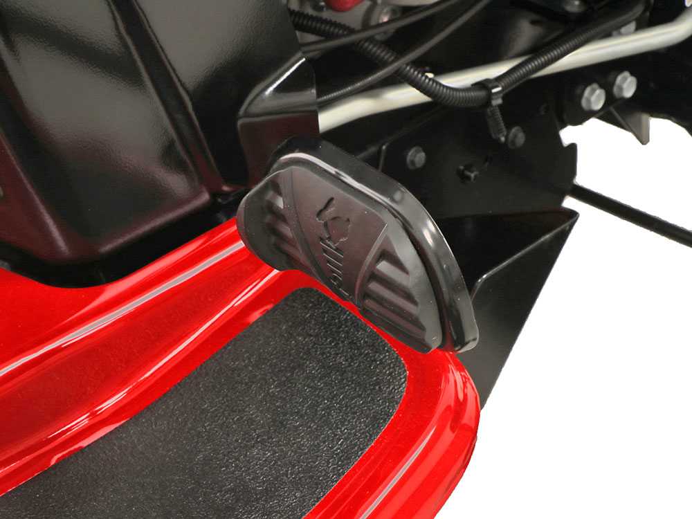 Troy-Bilt, MTD Horse 107T-S AutoDrive oldalkidobós mulcsozós 2 hengeres fűnyíró traktor 107 cm, 11,4 kW