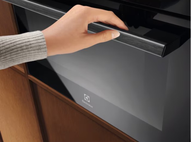Electrolux LVL8E09Z beépíthető kompakt sütő és mikró, 44L, Wifi, 59.5x56.7x45.5 cm, fekete szín 